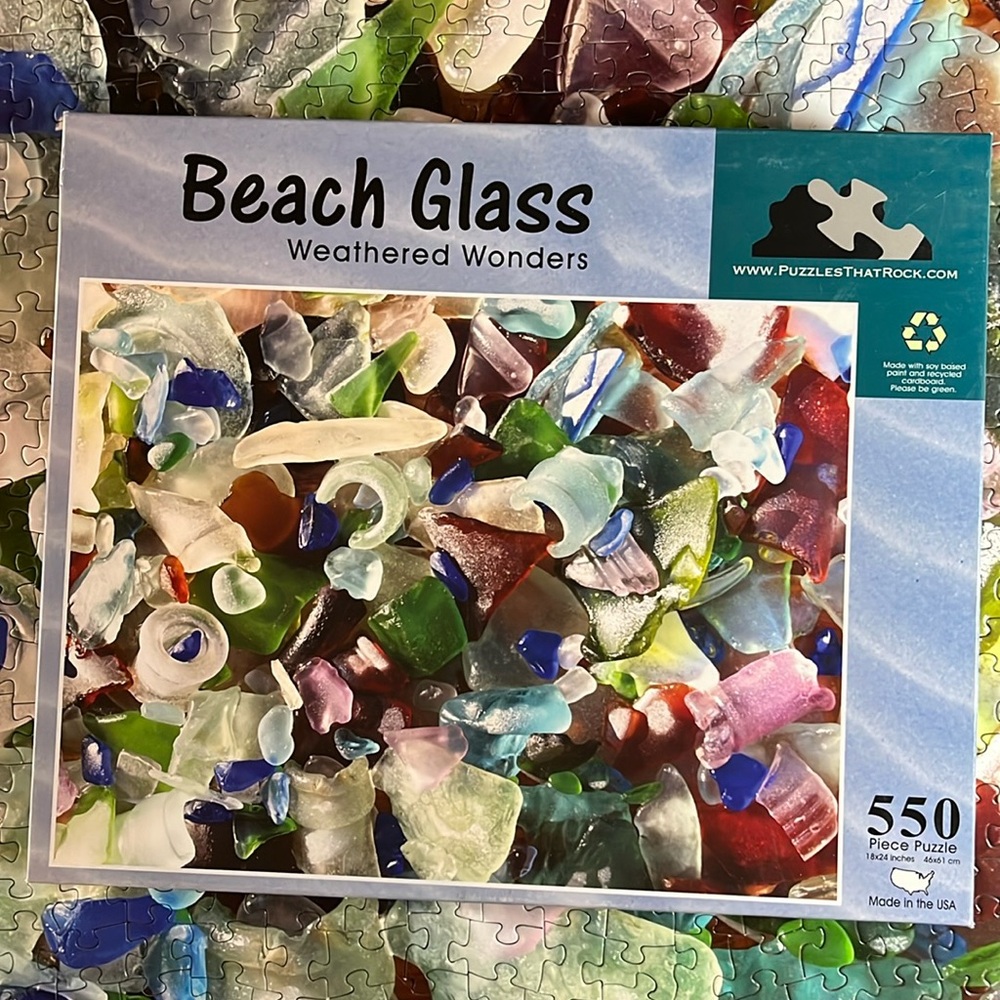 🧩 550 piece “Beach Glass Weathered Wonders”.  Beautiful, well made. Complete.